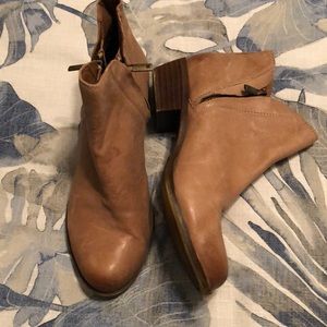 Gently used Lucky Bran Brenon booties, size 8.